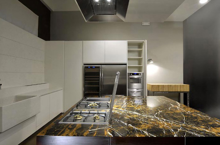 tagliere in legno con piedistallo in acciao